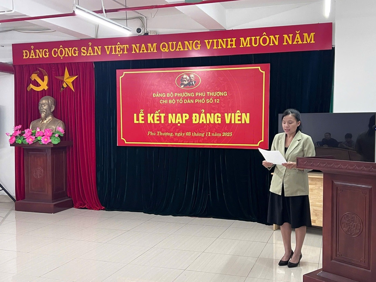 02 quần chúng ưu tú được kết nạp vào Đảng tại các tổ dân phố trên địa bàn phường Phú Thượng
- Ảnh 2.