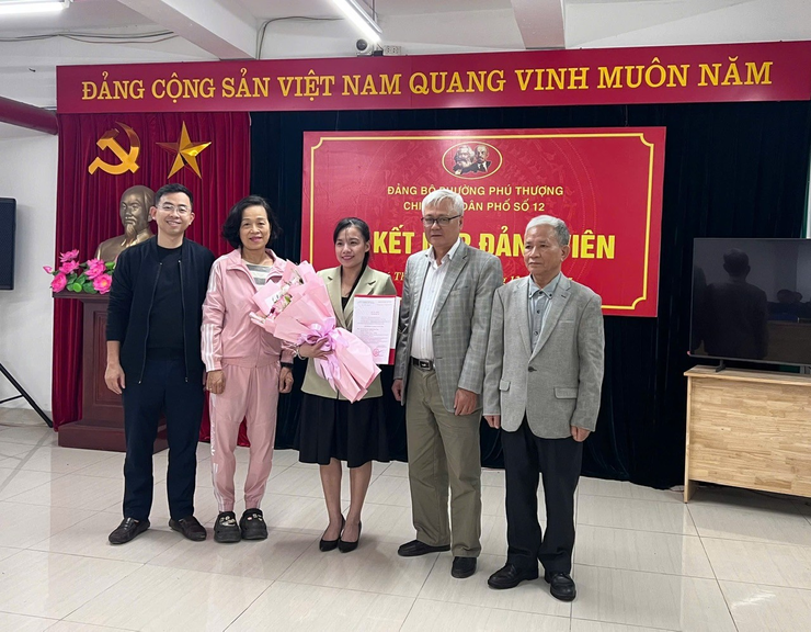 02 quần chúng ưu tú được kết nạp vào Đảng tại các tổ dân phố trên địa bàn phường Phú Thượng
- Ảnh 4.