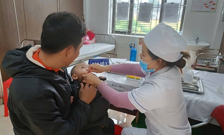 Vân Đình triển khai uống Vitamin A liều cao cho trẻ từ 6 đến dưới 36 tháng tuổi đạt 99,94%- Ảnh 2.