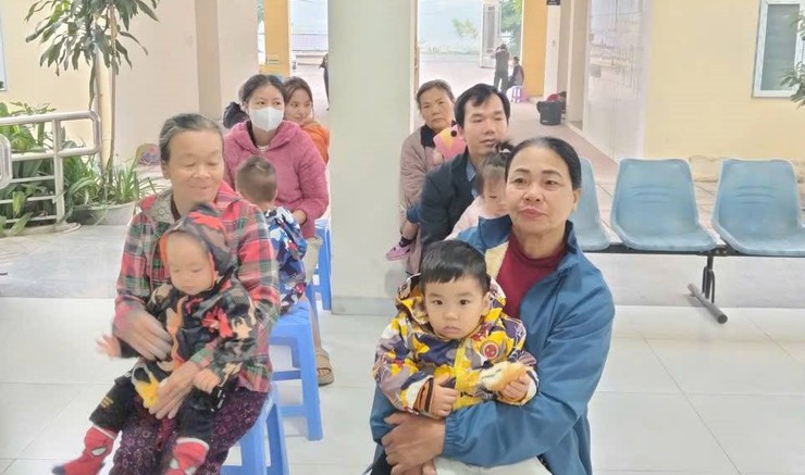 Vân Đình triển khai uống Vitamin A liều cao cho trẻ từ 6 đến dưới 36 tháng tuổi đạt 99,94%- Ảnh 3.