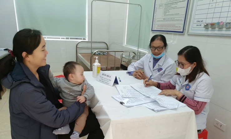 Vân Đình triển khai uống Vitamin A liều cao cho trẻ từ 6 đến dưới 36 tháng tuổi đạt 99,94%- Ảnh 1.