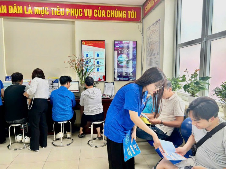 Phường Long Biên đẩy mạnh tuyên truyền, hướng dẫn người dân, tổ chức thực hiện thủ tục hành chính trên môi trường số- Ảnh 3.