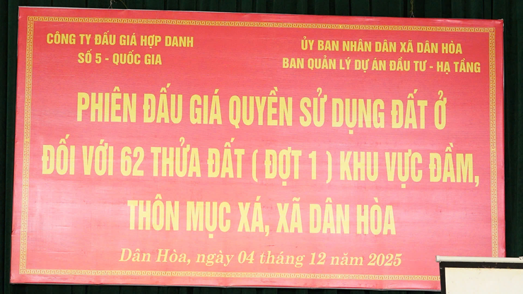 PHIÊN ĐẤU GIÁ QUYỀN SỬ DỤNG ĐẤT Ở ĐỐI VỚI 62 THỬA ĐẤT (ĐỢT 1) TẠI KHU VỰC ĐẦM, THÔN MỤC XÁ, XÃ DÂN HÒA – DIỄN RA ĐÚNG QUY TRÌNH, ĐẢM BẢO CÔNG KHAI, MINH BẠCH- Ảnh 1.