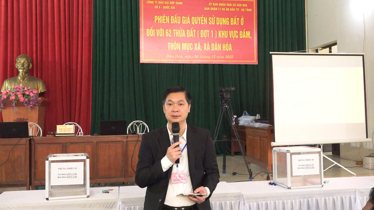 PHIÊN ĐẤU GIÁ QUYỀN SỬ DỤNG ĐẤT Ở ĐỐI VỚI 62 THỬA ĐẤT (ĐỢT 1) TẠI KHU VỰC ĐẦM, THÔN MỤC XÁ, XÃ DÂN HÒA – DIỄN RA ĐÚNG QUY TRÌNH, ĐẢM BẢO CÔNG KHAI, MINH BẠCH- Ảnh 3.