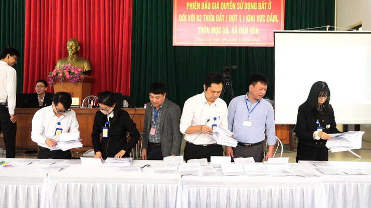 PHIÊN ĐẤU GIÁ QUYỀN SỬ DỤNG ĐẤT Ở ĐỐI VỚI 62 THỬA ĐẤT (ĐỢT 1) TẠI KHU VỰC ĐẦM, THÔN MỤC XÁ, XÃ DÂN HÒA – DIỄN RA ĐÚNG QUY TRÌNH, ĐẢM BẢO CÔNG KHAI, MINH BẠCH- Ảnh 4.