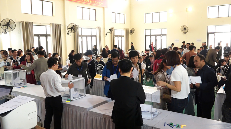 PHIÊN ĐẤU GIÁ QUYỀN SỬ DỤNG ĐẤT Ở ĐỐI VỚI 62 THỬA ĐẤT (ĐỢT 1) TẠI KHU VỰC ĐẦM, THÔN MỤC XÁ, XÃ DÂN HÒA – DIỄN RA ĐÚNG QUY TRÌNH, ĐẢM BẢO CÔNG KHAI, MINH BẠCH- Ảnh 8.