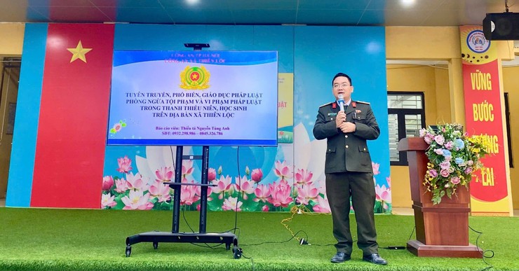 Công an xã Thiên Lộc tuyên truyền phòng ngừa tội phạm và vi phạm pháp luật trong thanh thiếu niên cho trên 1300 giáo viên, học sinh trường THCS Bùi Quang Mại.- Ảnh 1.