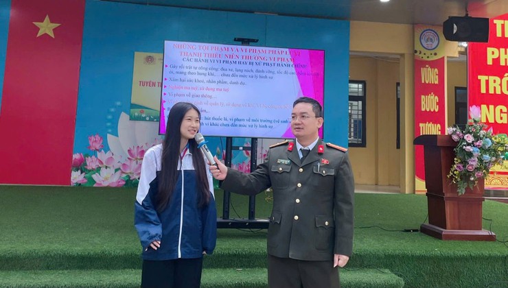Công an xã Thiên Lộc tuyên truyền phòng ngừa tội phạm và vi phạm pháp luật trong thanh thiếu niên cho trên 1300 giáo viên, học sinh trường THCS Bùi Quang Mại.- Ảnh 4.