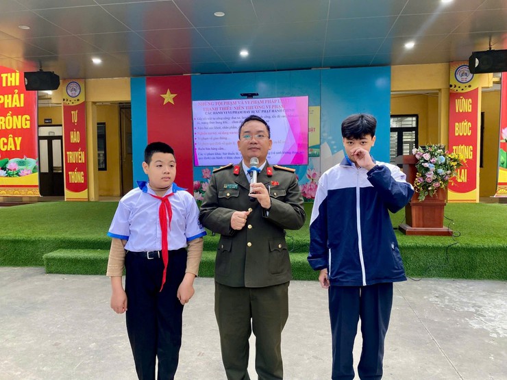 Công an xã Thiên Lộc tuyên truyền phòng ngừa tội phạm và vi phạm pháp luật trong thanh thiếu niên cho trên 1300 giáo viên, học sinh trường THCS Bùi Quang Mại.- Ảnh 3.