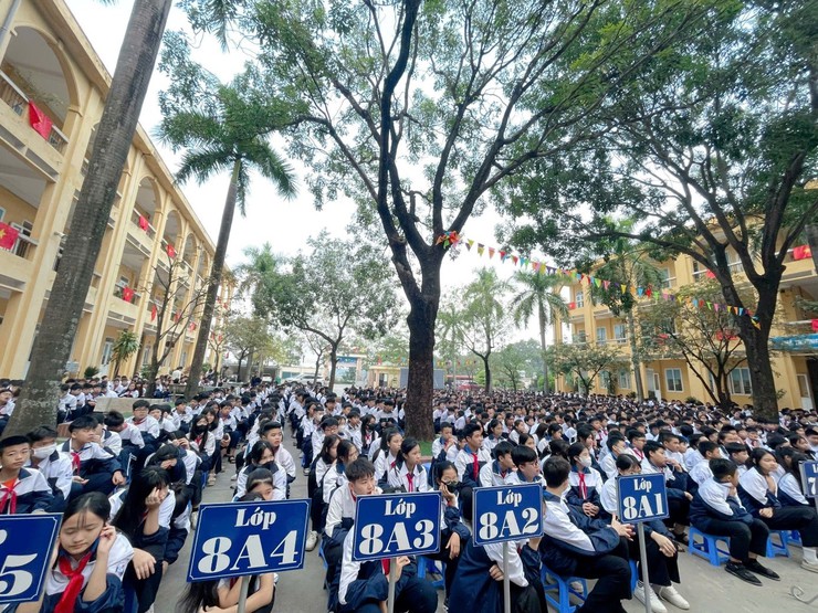 Công an xã Thiên Lộc tuyên truyền phòng ngừa tội phạm và vi phạm pháp luật trong thanh thiếu niên cho trên 1300 giáo viên, học sinh trường THCS Bùi Quang Mại.- Ảnh 2.