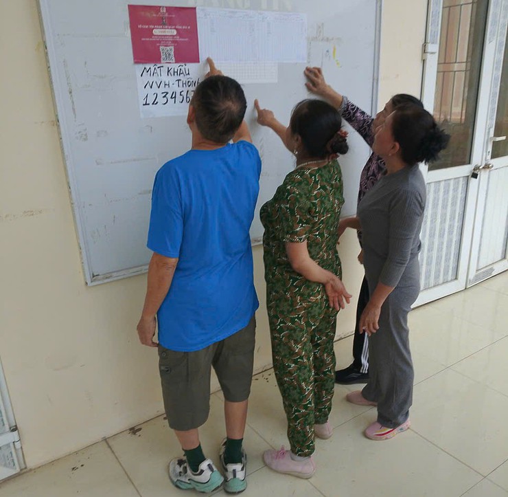 UBND XÃ BẤT BẠT CÔNG KHAI NIÊM YẾT DANH SÁCH CÁC HỘ BỊ THIỆT HẠI VỀ CÂY TRỒNG DO ẢNH HƯỞNG CỦA BÃO SỐ 5 (KAJIKI) VÀ NIÊM YẾT DANH SÁCH CÁC HỘ TẠI CÁC THÔN CÓ LỢN MẮC DLTC TRÊN ĐỊA BÀN XÃ.- Ảnh 1.