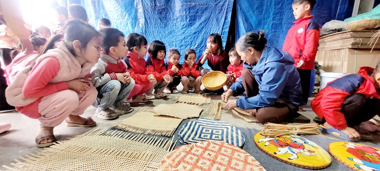 TRƯỜNG MẦM NON TRƯỜNG THỊNH TỔ CHỨC CHO TRẺ THAM QUAN LÀNG NGHỀ TRUYỀN THỐNG MÂY TRE ĐAN ĐỐNG VŨ- Ảnh 2.
