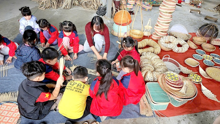 TRƯỜNG MẦM NON TRƯỜNG THỊNH TỔ CHỨC CHO TRẺ THAM QUAN LÀNG NGHỀ TRUYỀN THỐNG MÂY TRE ĐAN ĐỐNG VŨ- Ảnh 1.