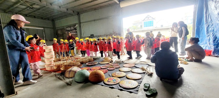 TRƯỜNG MẦM NON TRƯỜNG THỊNH TỔ CHỨC CHO TRẺ THAM QUAN LÀNG NGHỀ TRUYỀN THỐNG MÂY TRE ĐAN ĐỐNG VŨ- Ảnh 5.