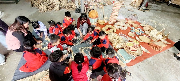 TRƯỜNG MẦM NON TRƯỜNG THỊNH TỔ CHỨC CHO TRẺ THAM QUAN LÀNG NGHỀ TRUYỀN THỐNG MÂY TRE ĐAN ĐỐNG VŨ- Ảnh 4.