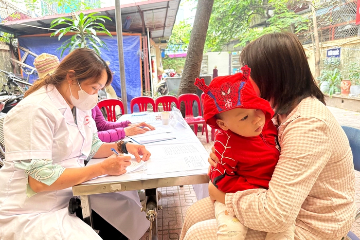 Phường Thanh Xuân tổ chức chiến dịch  cho trẻ uống bổ sung Vitamin A đợt 2 năm 2025- Ảnh 2.