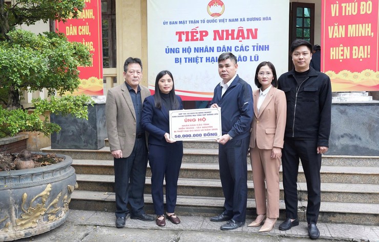 UB MTTQ xã tiếp tục đón nhận những “tấm lòng vàng” của người dân Dương Hoà ủng hộ đồng bào miền Trung, Tây Nguyên khắc phục hậu quả do bão lũ - Ảnh 1.