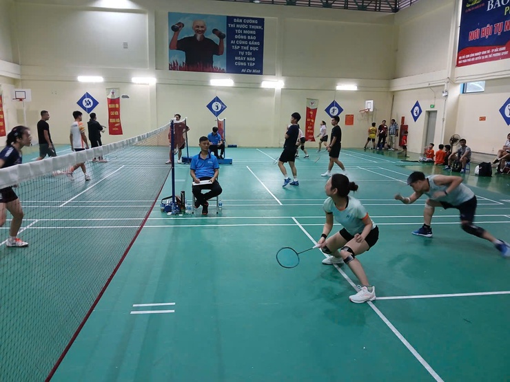 Giải cầu lông Đại hội Thể dục Thể thao phường Đông Ngạc lần thứ I năm 2025 diễn ra sôi nổi, quyết liệt- Ảnh 1.