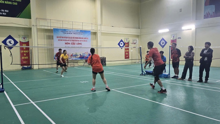Giải cầu lông Đại hội Thể dục Thể thao phường Đông Ngạc lần thứ I năm 2025 diễn ra sôi nổi, quyết liệt- Ảnh 3.