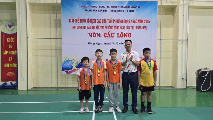 Giải cầu lông Đại hội Thể dục Thể thao phường Đông Ngạc lần thứ I năm 2025 diễn ra sôi nổi, quyết liệt- Ảnh 4.