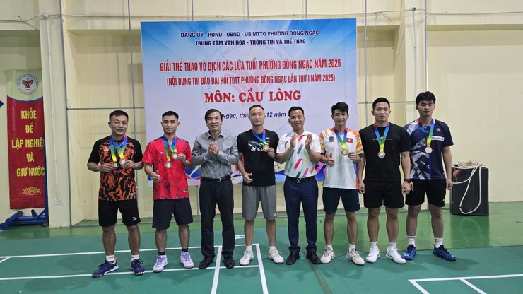 Giải cầu lông Đại hội Thể dục Thể thao phường Đông Ngạc lần thứ I năm 2025 diễn ra sôi nổi, quyết liệt- Ảnh 14.