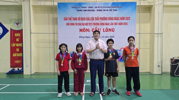 Giải cầu lông Đại hội Thể dục Thể thao phường Đông Ngạc lần thứ I năm 2025 diễn ra sôi nổi, quyết liệt- Ảnh 5.