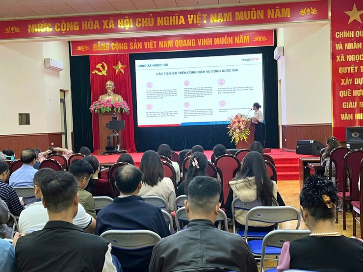 UBND XÃ NGỌC HỒI TRIỂN KHAI CHIẾN DỊCH HỖ TRỢ NGƯỜI DÂN TẠO VÀ SỬ DỤNG CHỨNG THƯ CHỮ KÝ SỐ CÔNG CỘNG TRÊN ỨNG DỤNG VNeID
- Ảnh 1.