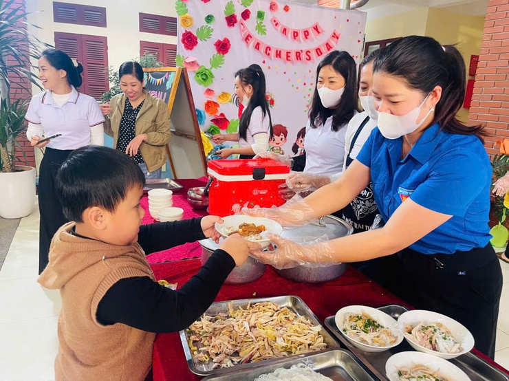 Trường mầm non Tản Viên tổ chức chương trình " Bữa sáng yêu thương" hưởng ứng ủng hộ đồng bào miền Trung - Tây Nguyên- Ảnh 1.