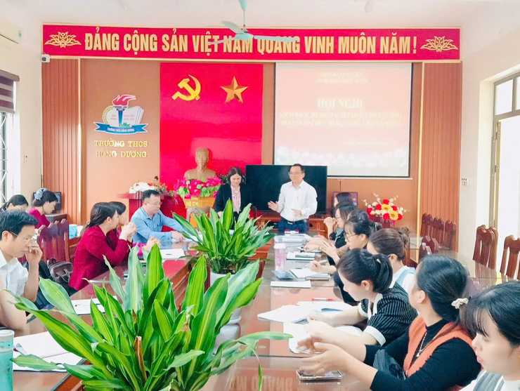 CHI BỘ TRƯỜNG THCS HỒNG DƯƠNG: KIỂM ĐIỂM NGHIÊM TÚC – ĐÁNH GIÁ THẲNG THẮN – KHÍ THẾ MỚI CHO NĂM MỚI BỨT PHÁ- Ảnh 1.