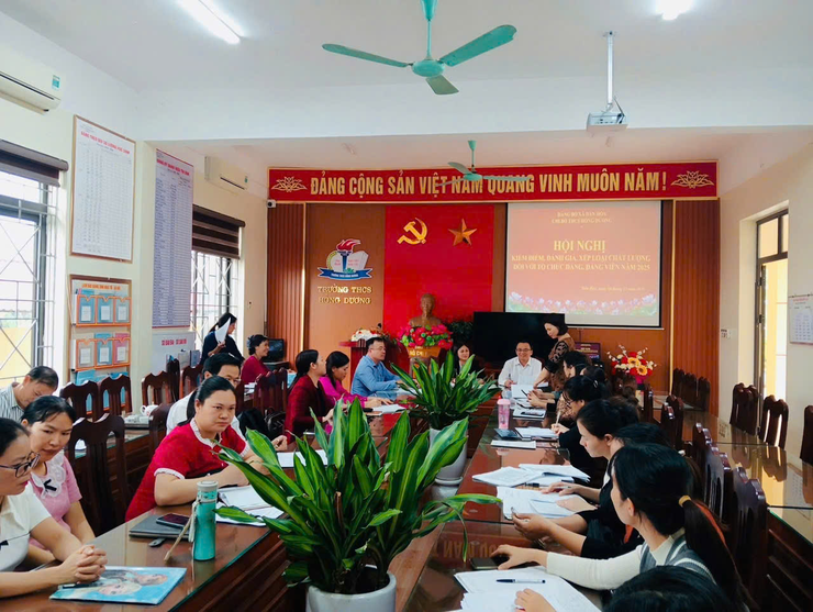 CHI BỘ TRƯỜNG THCS HỒNG DƯƠNG: KIỂM ĐIỂM NGHIÊM TÚC – ĐÁNH GIÁ THẲNG THẮN – KHÍ THẾ MỚI CHO NĂM MỚI BỨT PHÁ- Ảnh 2.