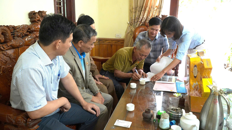 UBND XÃ DÂN HÒA TRIỂN KHAI DỊCH VỤ CÔNG LƯU ĐỘNG, TRAO GIẤY CHỨNG NHẬN CHO NGƯỜI CÓ CÔNG TẠI NƠI CƯ TRÚ.- Ảnh 5.