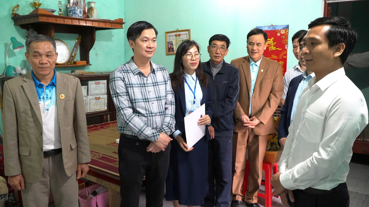 UBND XÃ DÂN HÒA TRIỂN KHAI DỊCH VỤ CÔNG LƯU ĐỘNG, TRAO GIẤY CHỨNG NHẬN CHO NGƯỜI CÓ CÔNG TẠI NƠI CƯ TRÚ.- Ảnh 7.