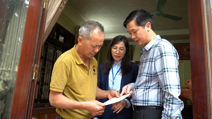 UBND XÃ DÂN HÒA TRIỂN KHAI DỊCH VỤ CÔNG LƯU ĐỘNG, TRAO GIẤY CHỨNG NHẬN CHO NGƯỜI CÓ CÔNG TẠI NƠI CƯ TRÚ.- Ảnh 4.