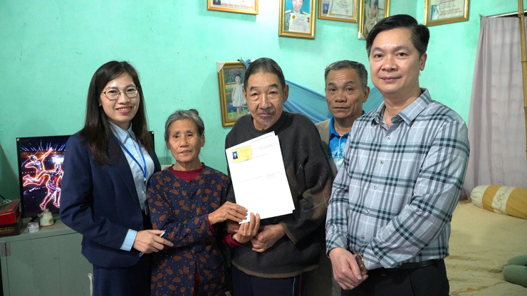 UBND XÃ DÂN HÒA TRIỂN KHAI DỊCH VỤ CÔNG LƯU ĐỘNG, TRAO GIẤY CHỨNG NHẬN CHO NGƯỜI CÓ CÔNG TẠI NƠI CƯ TRÚ.- Ảnh 1.