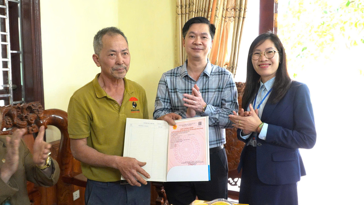 UBND XÃ DÂN HÒA TRIỂN KHAI DỊCH VỤ CÔNG LƯU ĐỘNG, TRAO GIẤY CHỨNG NHẬN CHO NGƯỜI CÓ CÔNG TẠI NƠI CƯ TRÚ.- Ảnh 2.