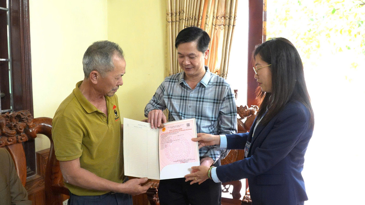 UBND XÃ DÂN HÒA TRIỂN KHAI DỊCH VỤ CÔNG LƯU ĐỘNG, TRAO GIẤY CHỨNG NHẬN CHO NGƯỜI CÓ CÔNG TẠI NƠI CƯ TRÚ.- Ảnh 3.