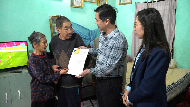 UBND XÃ DÂN HÒA TRIỂN KHAI DỊCH VỤ CÔNG LƯU ĐỘNG, TRAO GIẤY CHỨNG NHẬN CHO NGƯỜI CÓ CÔNG TẠI NƠI CƯ TRÚ.- Ảnh 6.