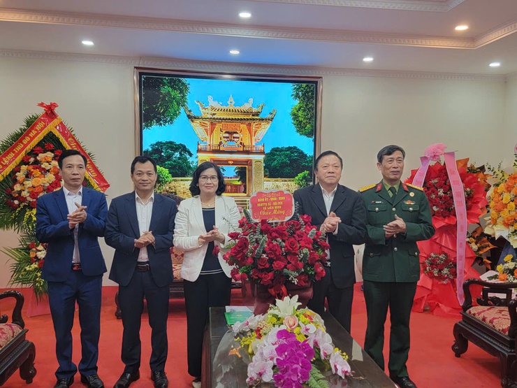 Tặng hoa chúc mừng Hội Cựu chiến binh thành phố Hà Nội nhân kỷ niệm 36 năm Ngày thành lập Hội Cựu chiến binh Việt Nam (06/12/1989 - 06/12/2025)- Ảnh 1.