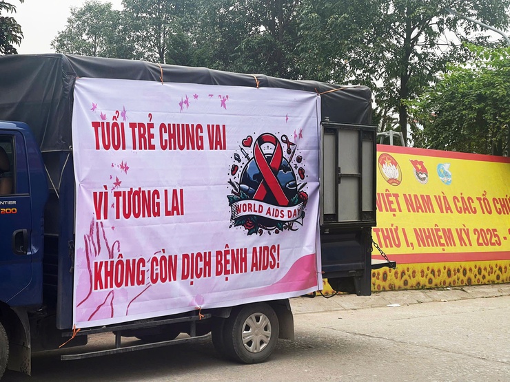 Trạm Y tế xã Quảng Bị truyền thông lưu động hưởng ứng tháng hành động Quốc gia phòng chống HIV/AIDS năm 2025- Ảnh 2.