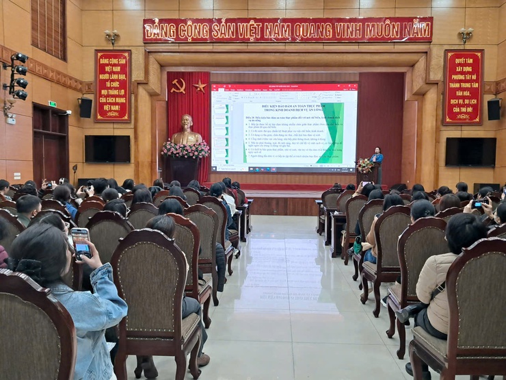 Phường Tây Hồ tổ chức Hội nghị tập huấn nâng cao năng lực tự quản lý an toàn thực phẩm trong bếp ăn tập thể trường học- Ảnh 1.