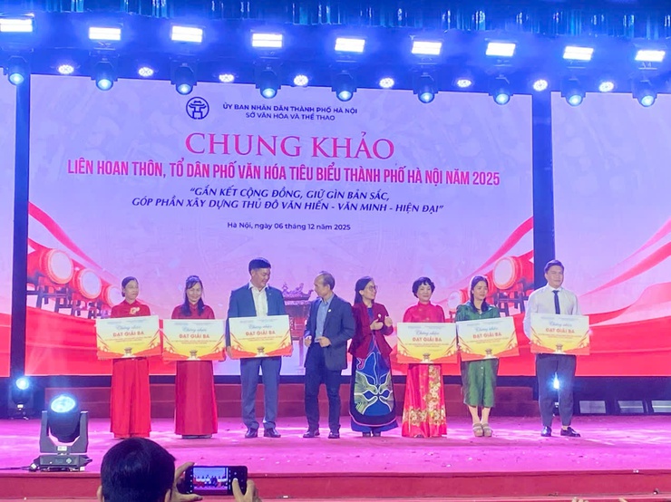 TỔ DÂN PHỐ TRIỀU KHÚC ĐẠT GIẢI BA TẠI CHUNG KHẢO LIÊN HOAN THÔN, TỔ DÂN PHỐ VĂN HÓA TIÊU BIỂU THÀNH PHỐ HÀ NỘI NĂM 2025- Ảnh 1.