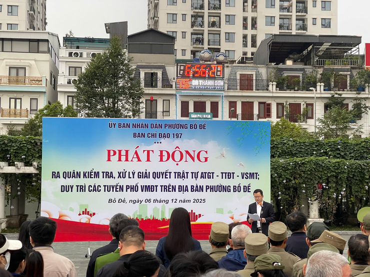 Phường Bồ Đề ra quân xử lý, giải quyết vi phạm trật tự đô thị, trật tự an toàn giao thông, vệ sinh môi trường trên địa bàn phường- Ảnh 2.