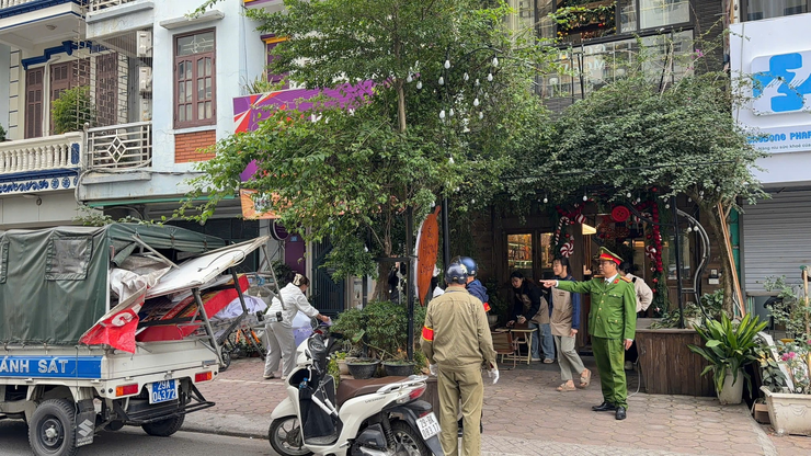 Phường Bồ Đề ra quân xử lý, giải quyết vi phạm trật tự đô thị, trật tự an toàn giao thông, vệ sinh môi trường trên địa bàn phường- Ảnh 4.