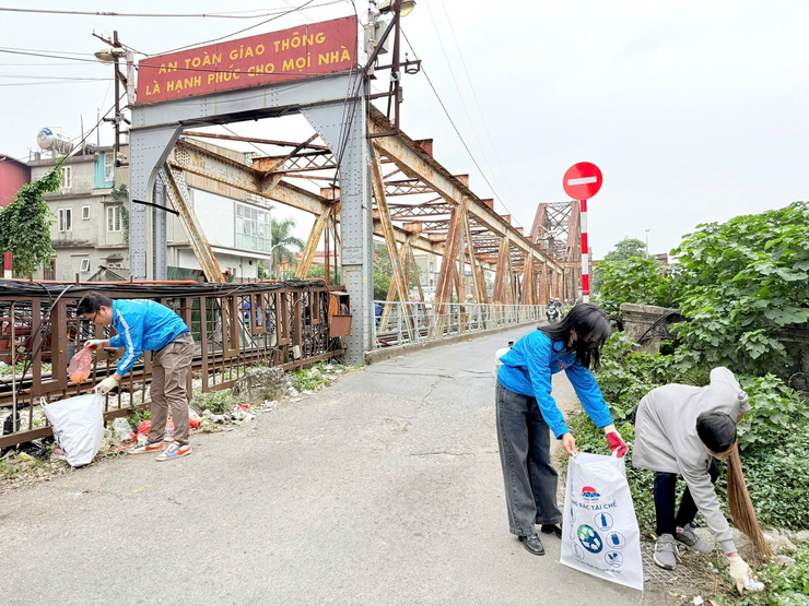Phường Bồ Đề ra quân xử lý, giải quyết vi phạm trật tự đô thị, trật tự an toàn giao thông, vệ sinh môi trường trên địa bàn phường- Ảnh 7.