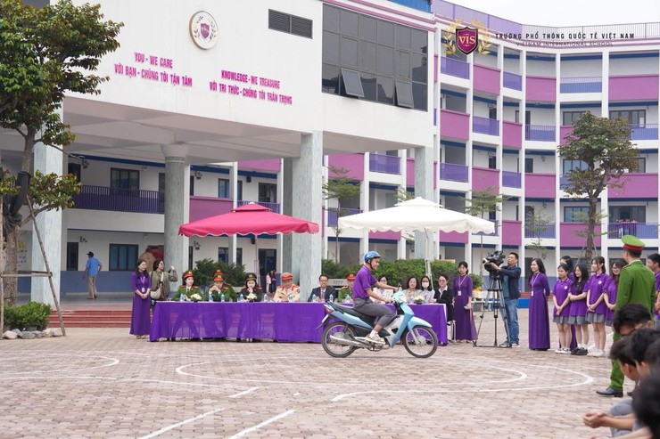 Công an phường Dương Nội tiên phong trong triển khai mô hình đào tạo kỹ năng lái xe an toàn cho học sinh- Ảnh 1.