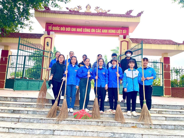 Tuổi trẻ xã Bất Bạt: Ra quân vệ sinh nghĩa trang liệt sĩ – Thắp sáng ngọn lửa tri ân hướng tới kỷ niệm 81 năm ngày thành lập quân đội nhân dân việt nam.- Ảnh 1.