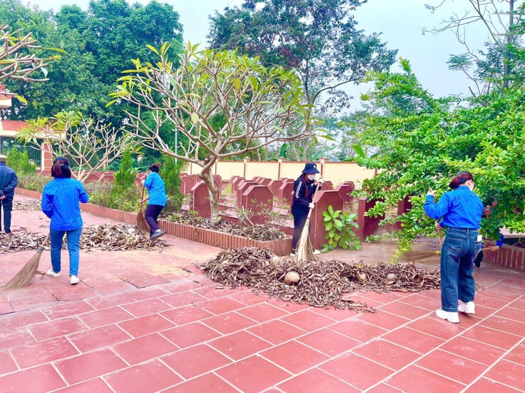 Tuổi trẻ xã Bất Bạt: Ra quân vệ sinh nghĩa trang liệt sĩ – Thắp sáng ngọn lửa tri ân hướng tới kỷ niệm 81 năm ngày thành lập quân đội nhân dân việt nam.- Ảnh 2.