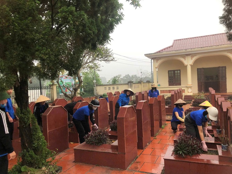 Tuổi trẻ xã Bất Bạt: Ra quân vệ sinh nghĩa trang liệt sĩ – Thắp sáng ngọn lửa tri ân hướng tới kỷ niệm 81 năm ngày thành lập quân đội nhân dân việt nam.- Ảnh 3.