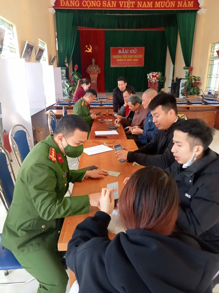 Công an xã Phú Xuyên tập trung triển khai chiến dịch cấp Căn cước cho học sinh và thực hiện cao điểm 60 ngày đêm làm sạch dữ liệu đăng ký xe và giấy phép lái xe trên địa bàn xã.- Ảnh 2.