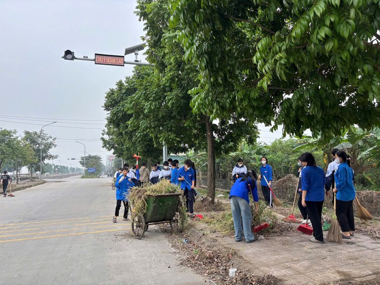 Dương Hoà tăng cường vệ sinh môi trường, đẩy mạnh phong trào thi đua “Sáng – xanh – sạch – đẹp ” - Ảnh 1.